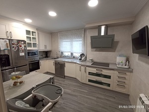 Cocina lacada blanco roto satinado - Silestone Aluminio Nube