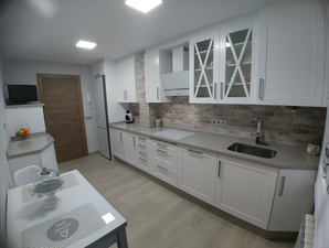Cocina lacada blanco satinado - Compac Ceniza