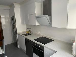 Cocina lacada blanco satinado - Silestone Pearl Jasmine